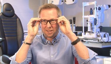 Optiker Thomas Schou på Bekkestua Optikk viser briller med ny teknologi