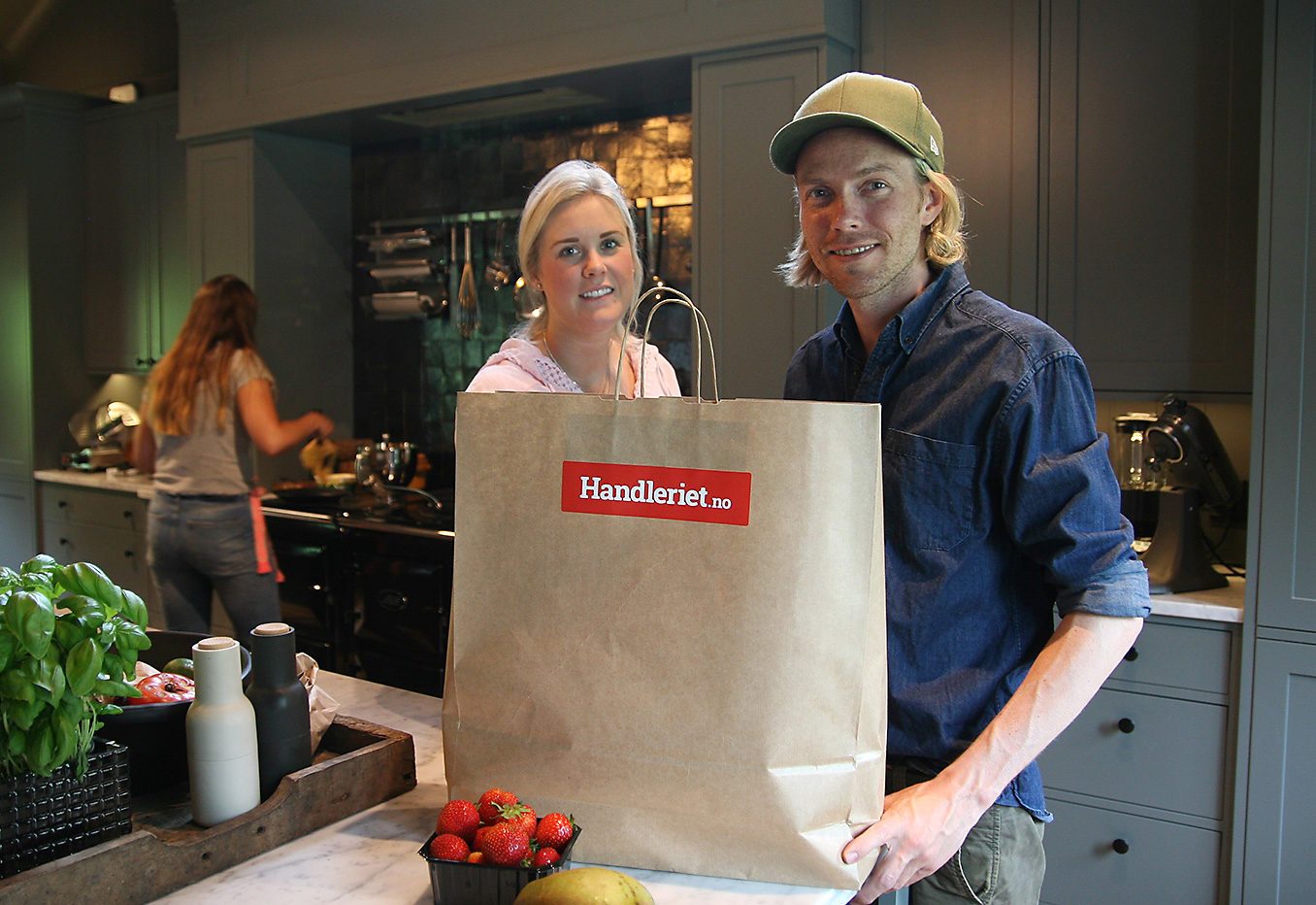 Bjørn Einar Romøren og kona Martine får mat levert fra Handleriet.no