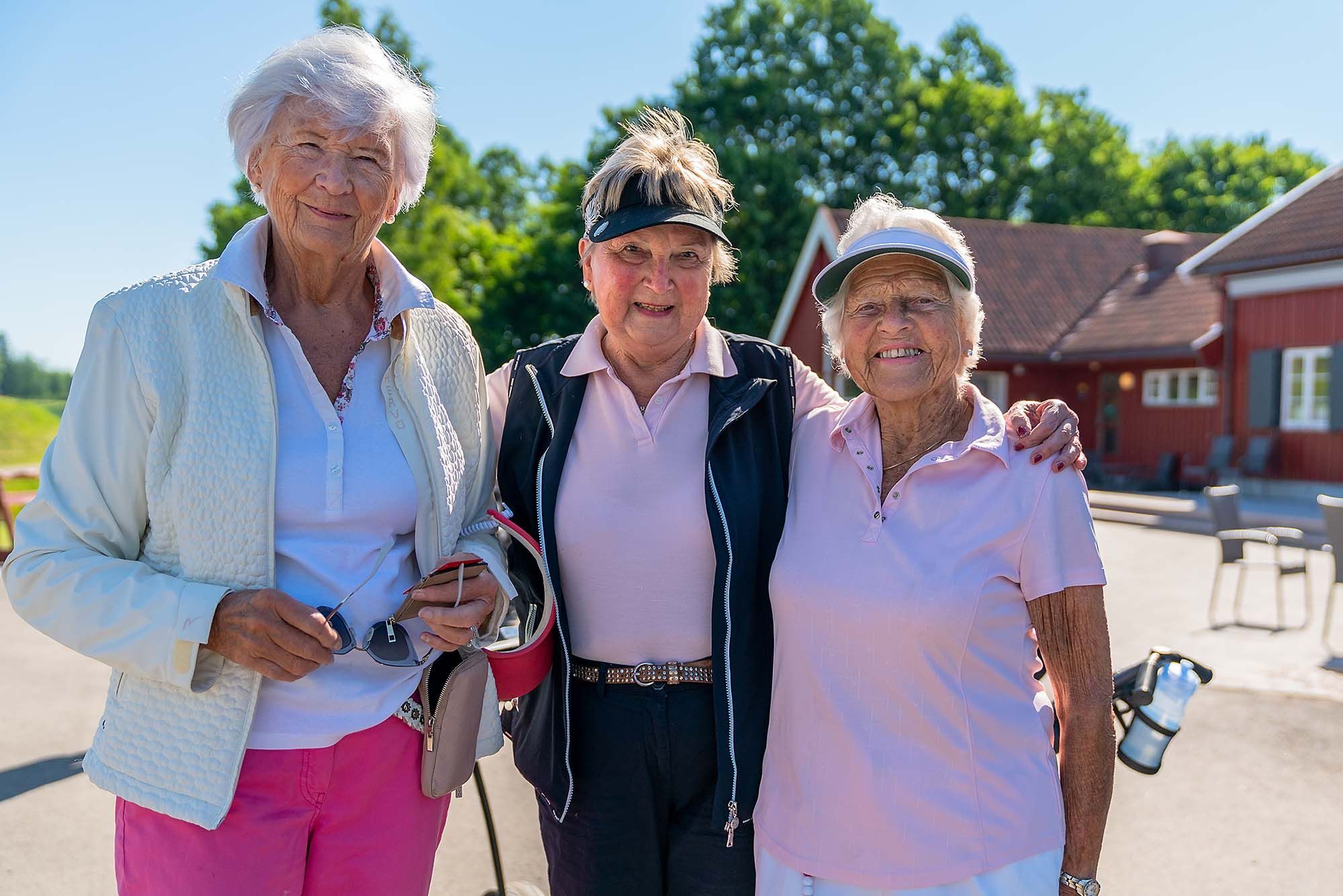 Spreke pensjonister spiller golf på Kjekstad.