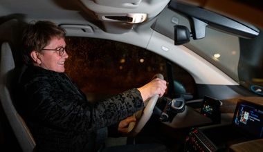 KJØRING I ­MØRKET: Beate Solvang blir mindre sliten i øynene med nye kjørebriller.