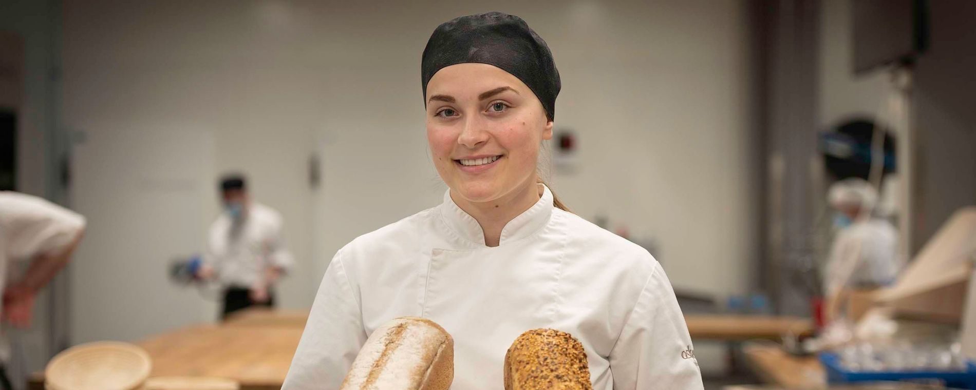 3. Emilie Thoen Bodahl serverer nybakte brød på Asker Produkt