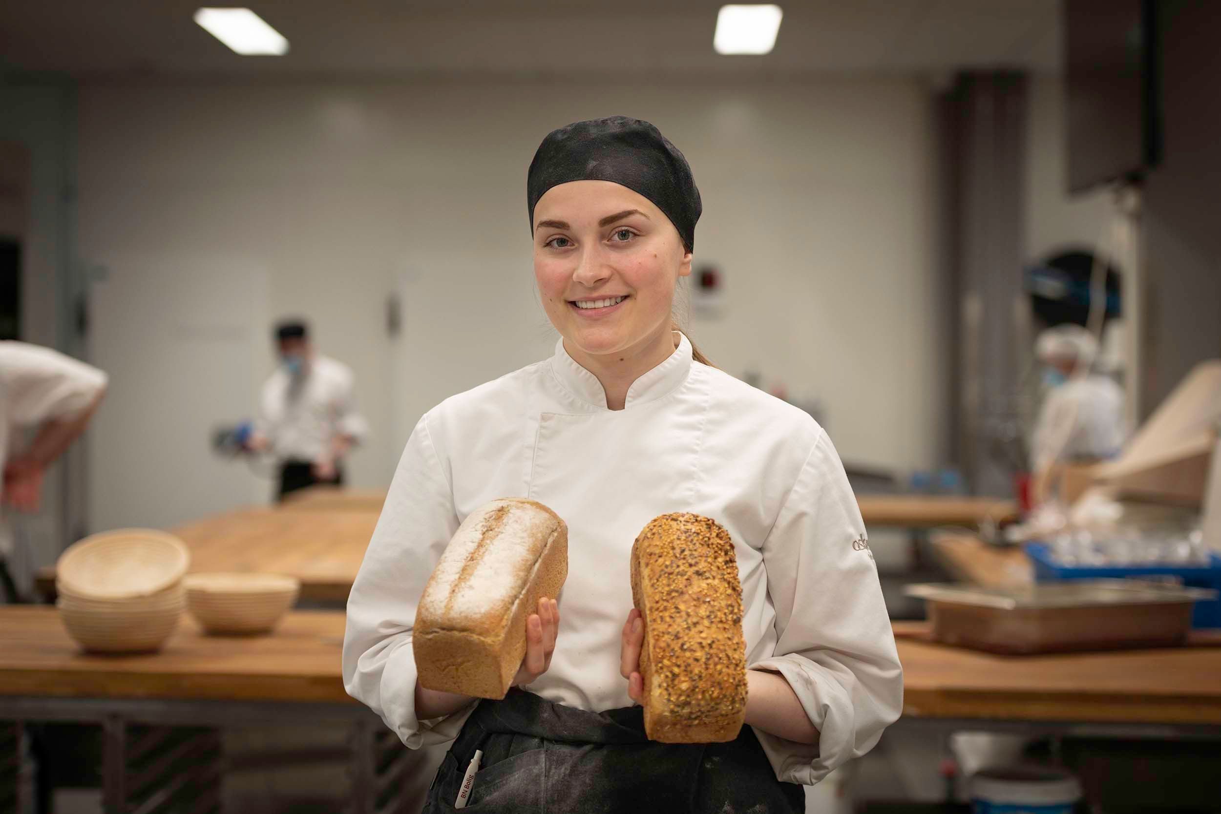 3. Emilie Thoen Bodahl serverer nybakte brød på Asker Produkt