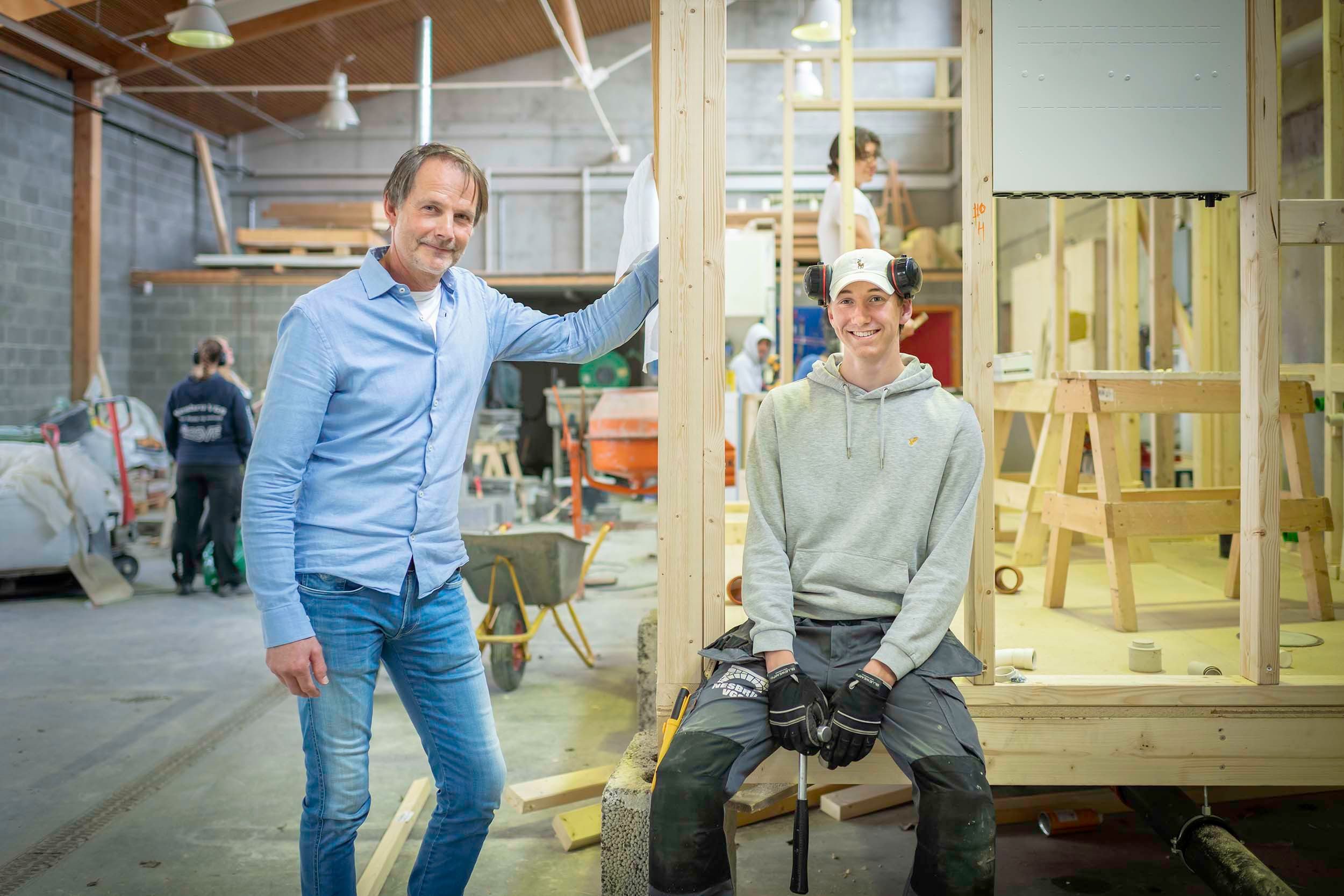 På Bygg og anlegg på Nesbru videregående skole får Eirik Løkensgard (16) lære om blant annet tømrerfaget.