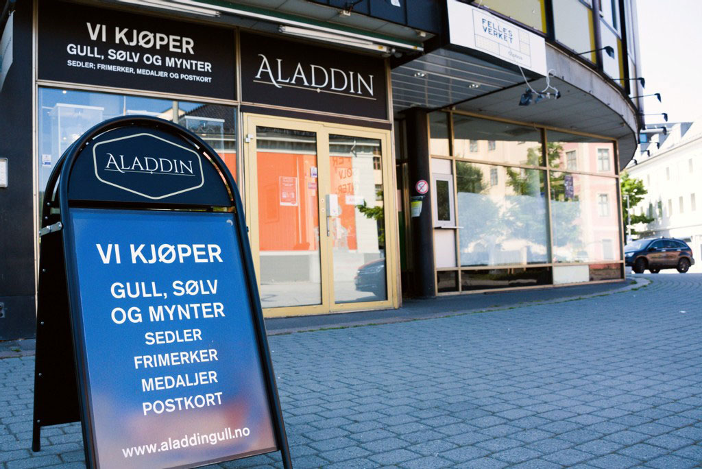 Aladdin Gull, Sølv og Mynter finner du på Globusgården i Drammen, rett ved jernbanestasjonen. De har også avdelinger på Strømmen og i Hamar. 